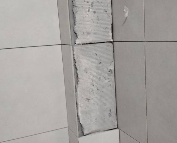 西青瓷砖空鼓维修公司分享下瓷砖施工前基层浇水润湿程度不足，可能导致以下问题